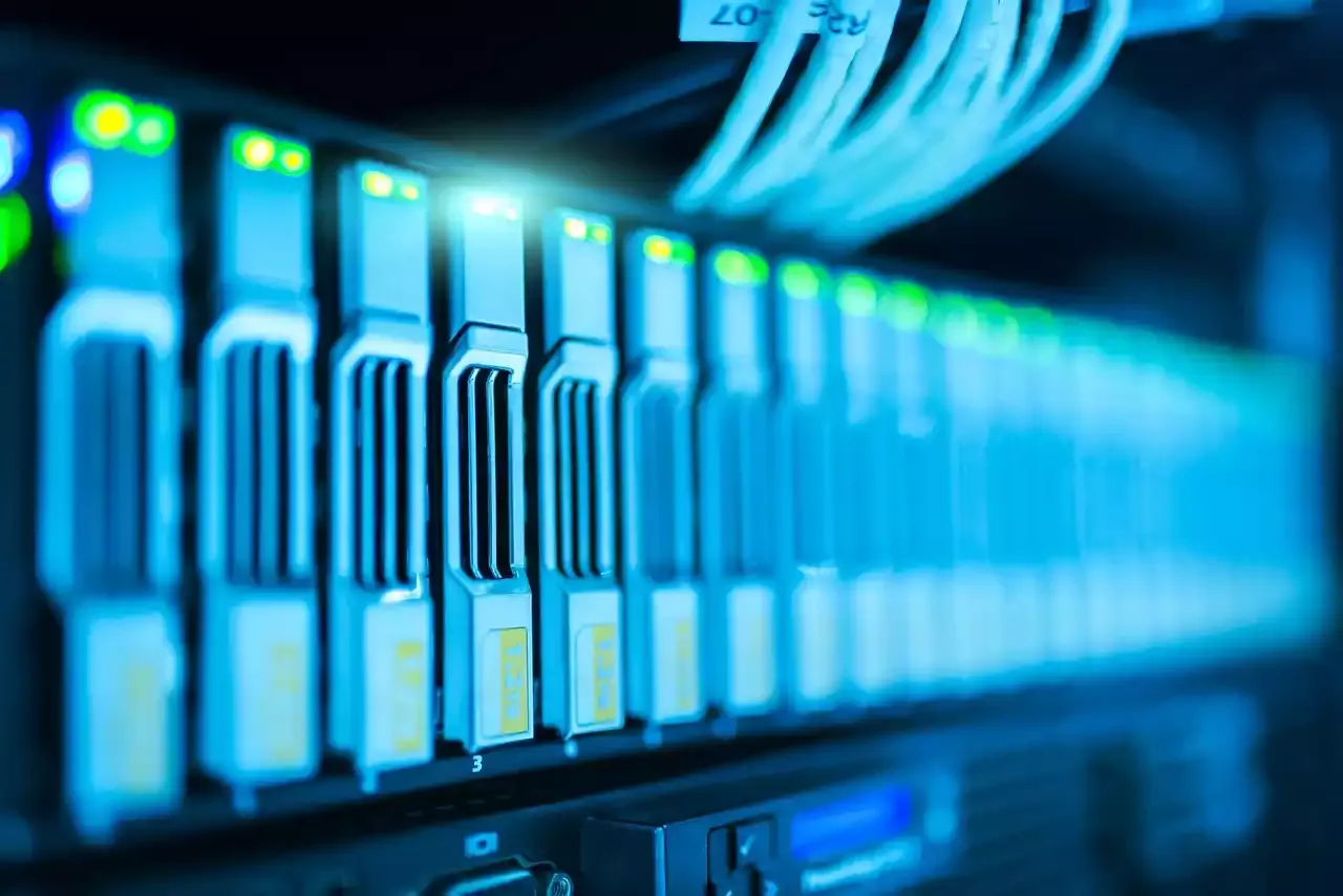 Zahlreiche Festplatten sind nebeneinander in einem Server-Array angeordnet.